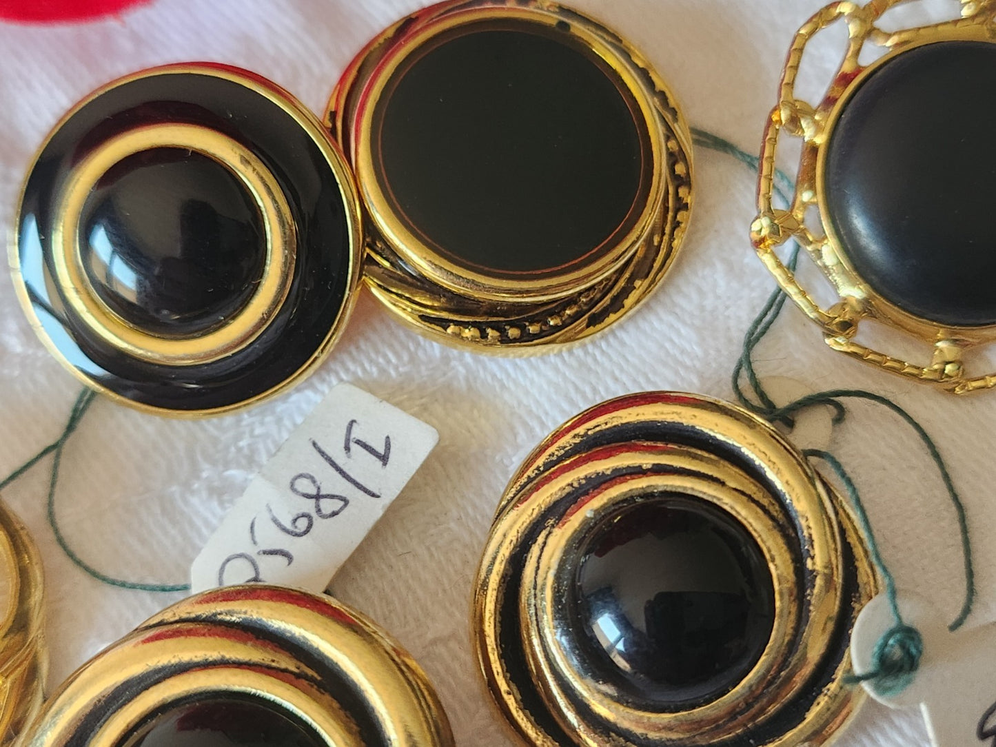 Lot 6 gros  boutons vintage en méta l doré noir  2,2  à 2,7 cm ref 6030