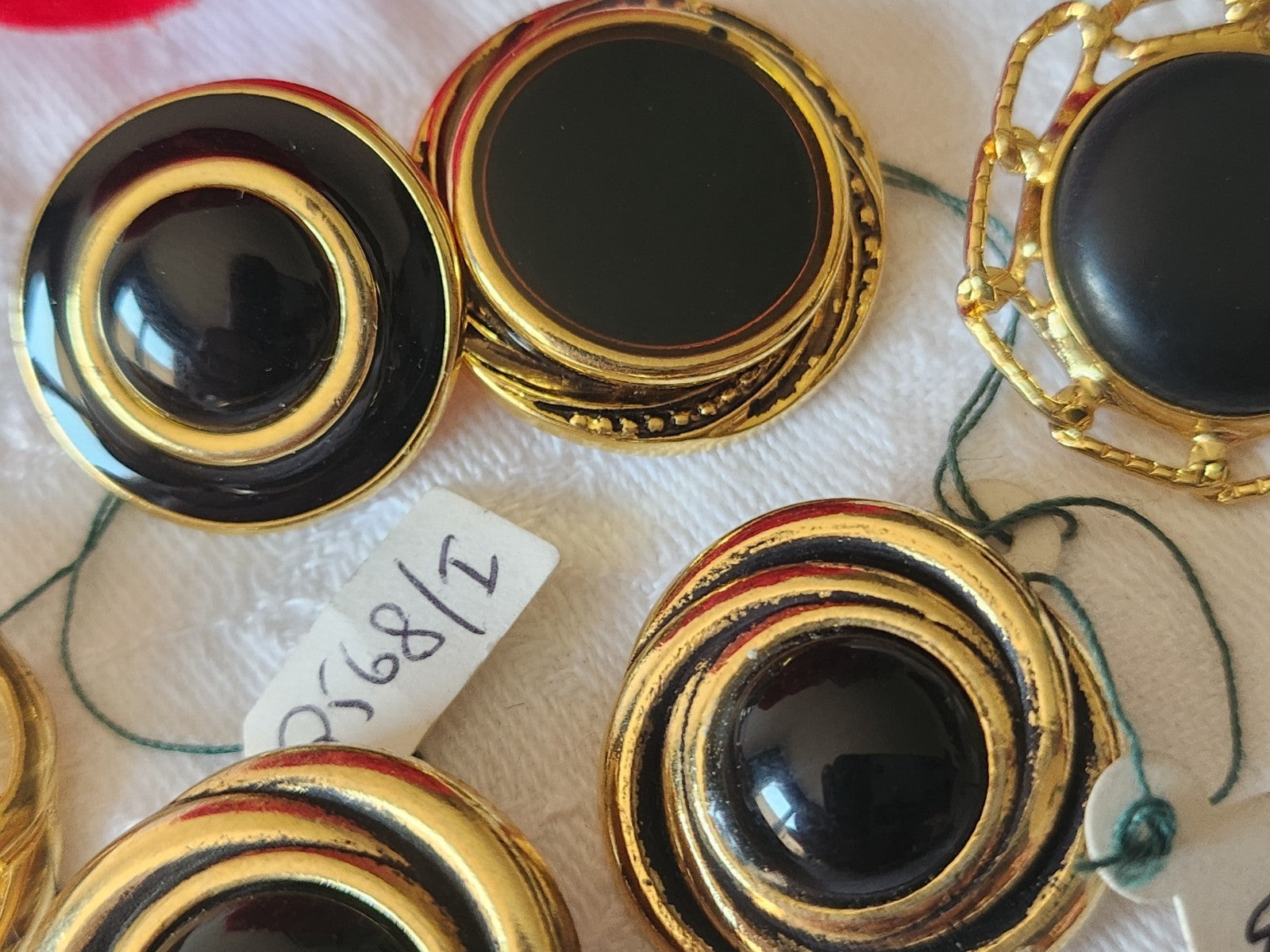 Lot 6 gros  boutons vintage en méta l doré noir  2,2  à 2,7 cm ref 6030