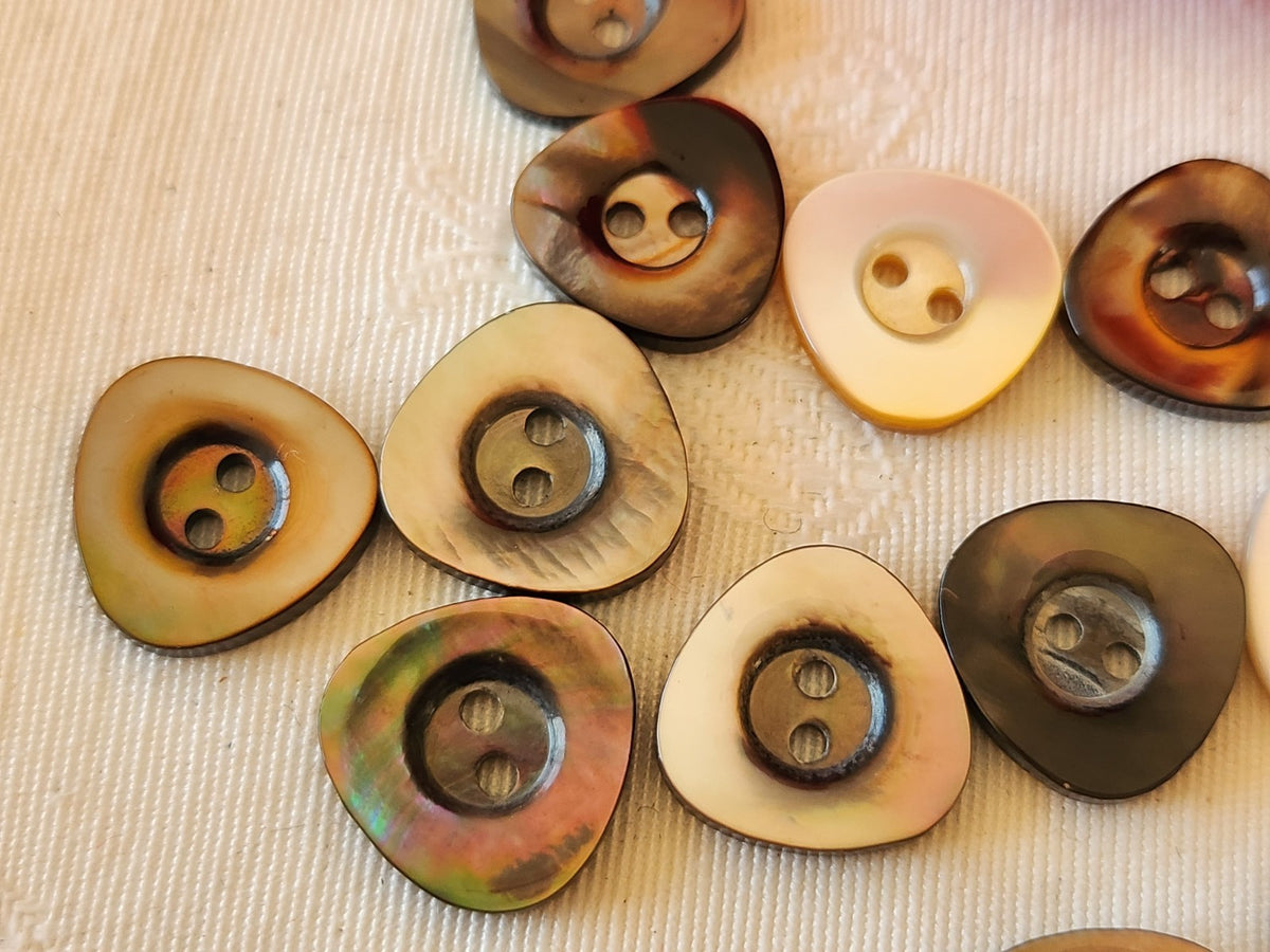 Lot 14 boutons ancien en nacre panaché 1,4 cm (13) et 1,2 cm (1) ref 6646