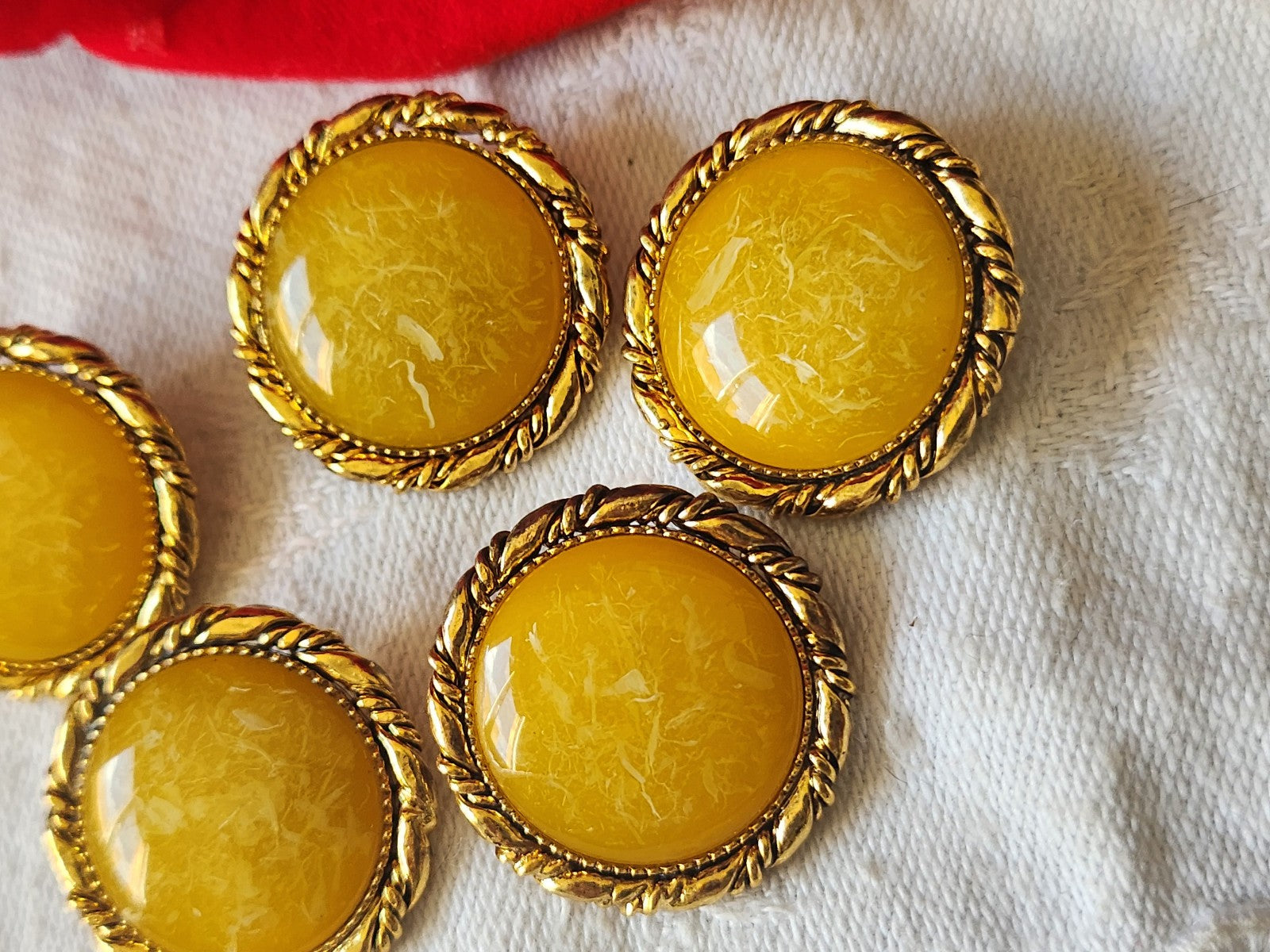 Lot 5 boutons vintage en métal doré jaune moucheté pied  2,3 cm ref 4936