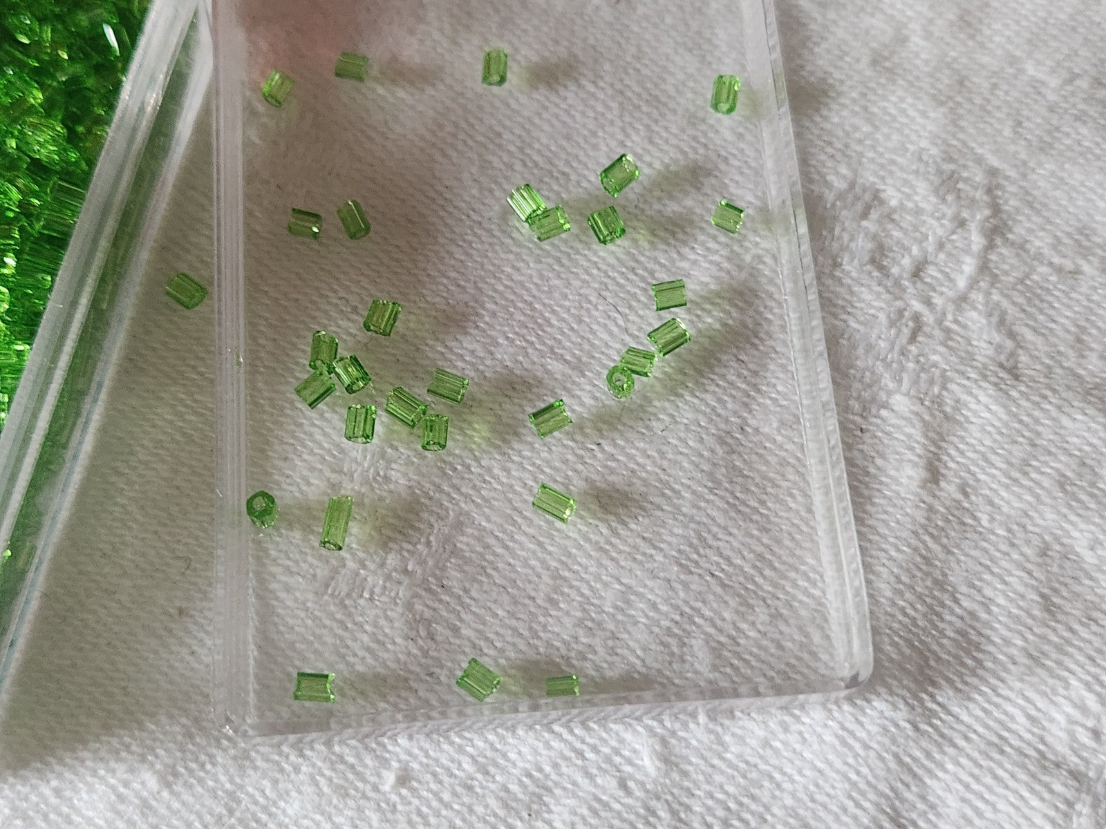 Lot environ 20 grammes de perles tube vert n°8