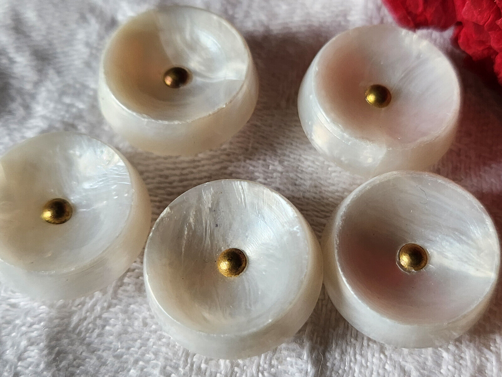 Lot 5 boutons ancien blanc laiteux pointe pied 1,8 cm ref 1632