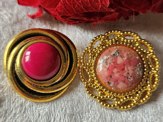 Duo boutons vintage en métal doré  coeur rose à pied 2,4 et 2,6 cm G16O