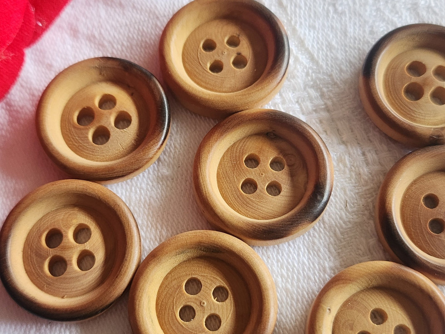 Lot 10 boutons anciens en bois brut 2,1 cm à trous petits  ref 2804