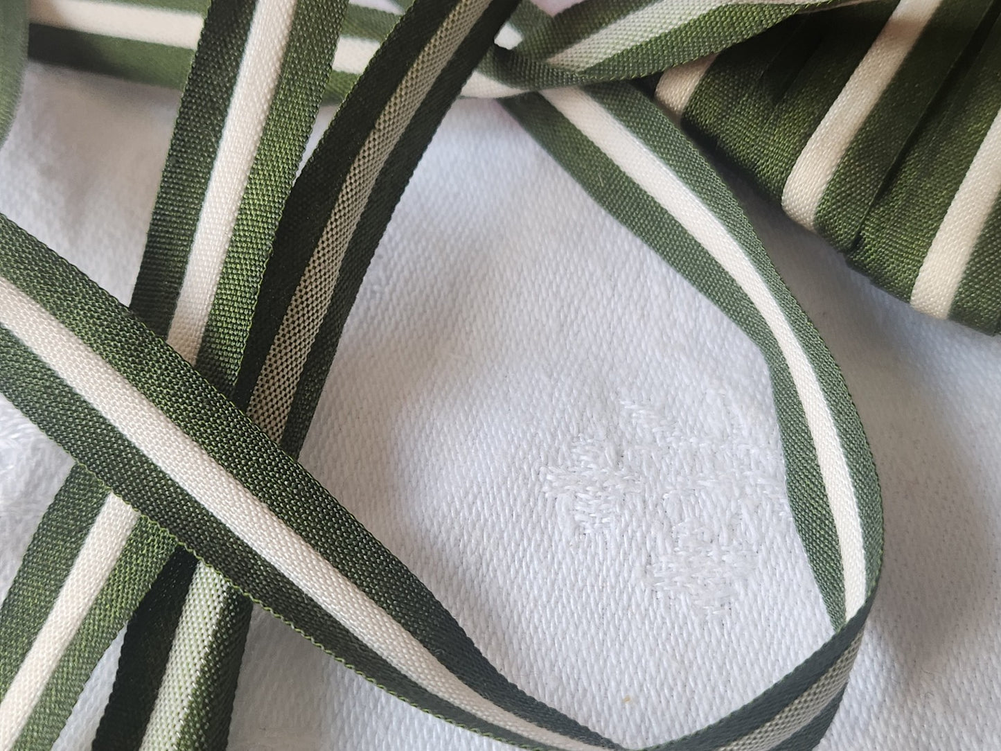 Passe poil vintage vert creme 4 métres sur 1 cm  A2