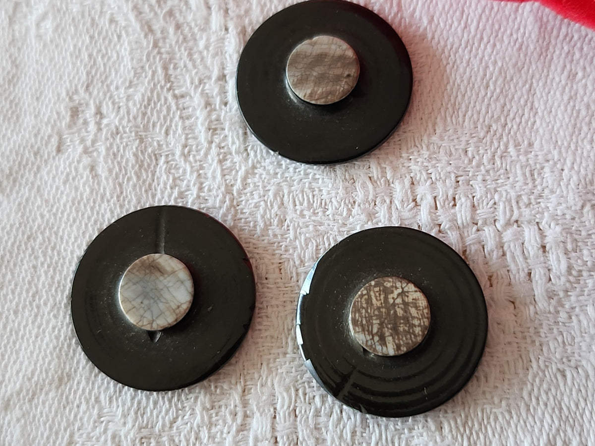 Trio boutons anciens en nacre gris à pied 2 cm G18D