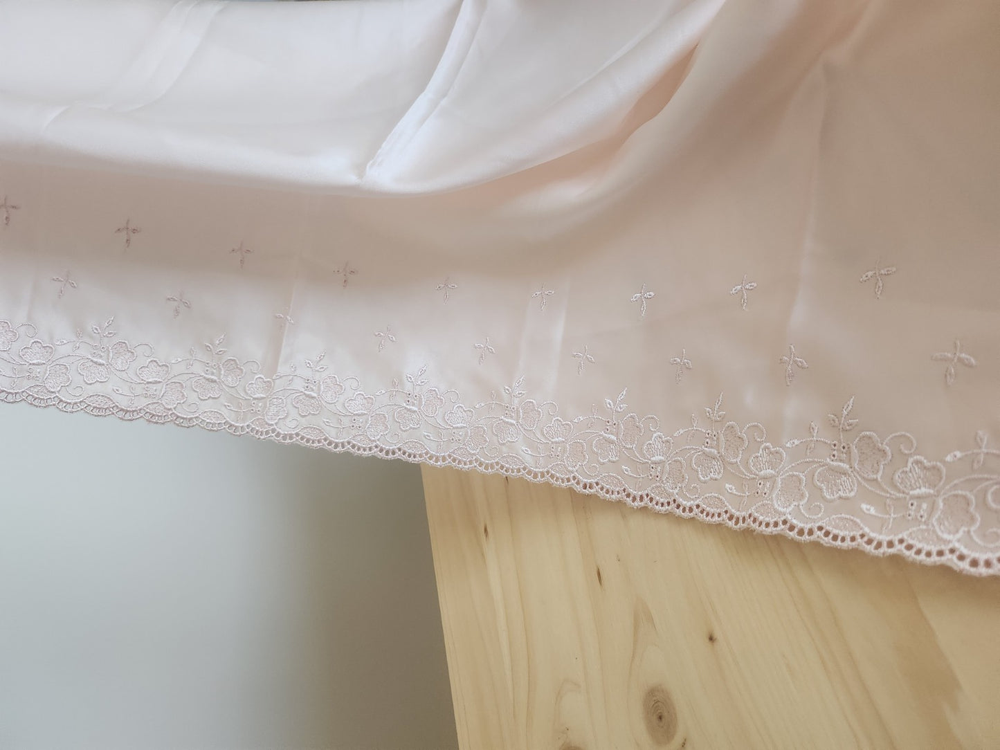 Coupon dentelle satiné rose festons des deux cotés 46 cm sur 90 cm B5