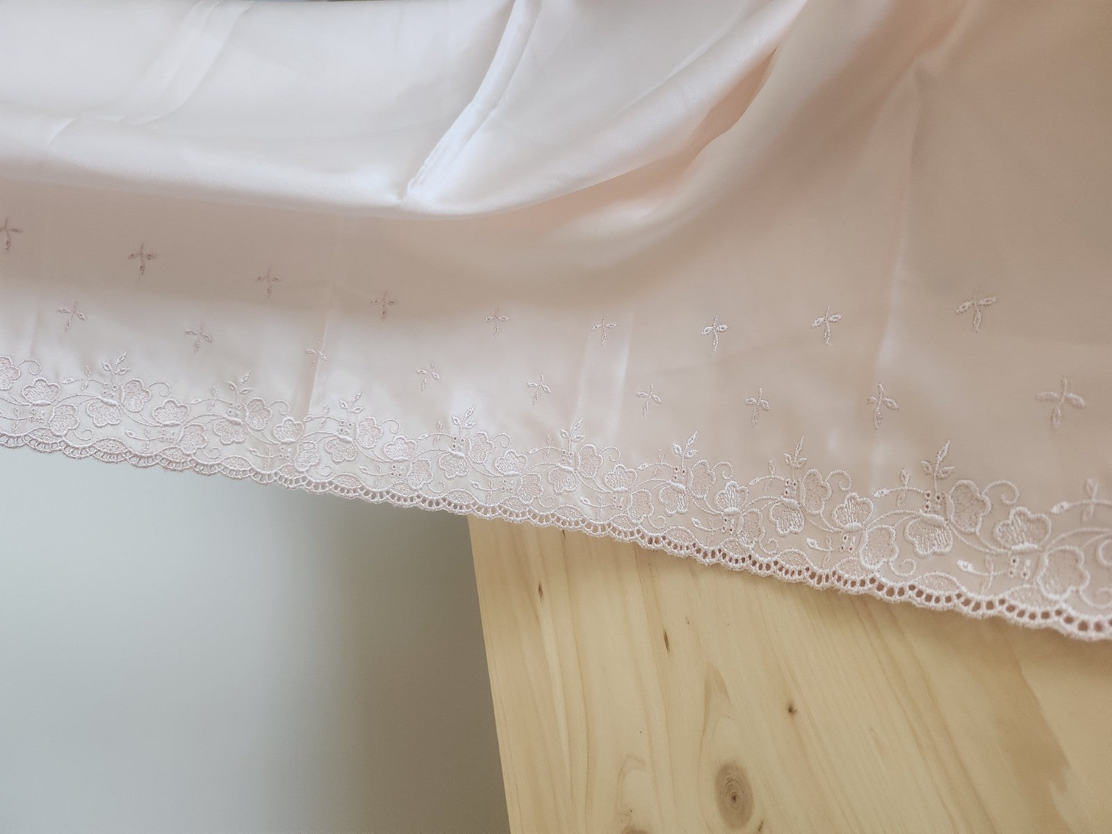 Coupon dentelle satiné rose festons des deux cotés 46 cm sur 90 cm B5
