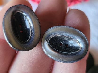 Collection duo boutons anciens nacre et resine  1,7 sur 2,2 cm D9T