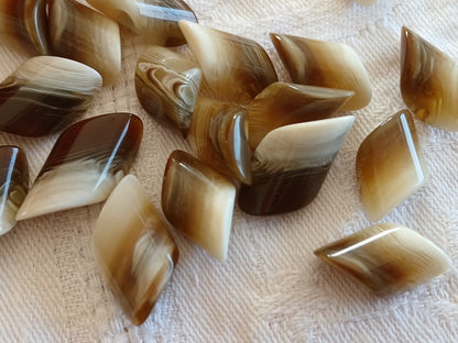 Lot 20 boutons vintage biseauté marron creme panaché 1,1 à 1,2 cm ref 6454