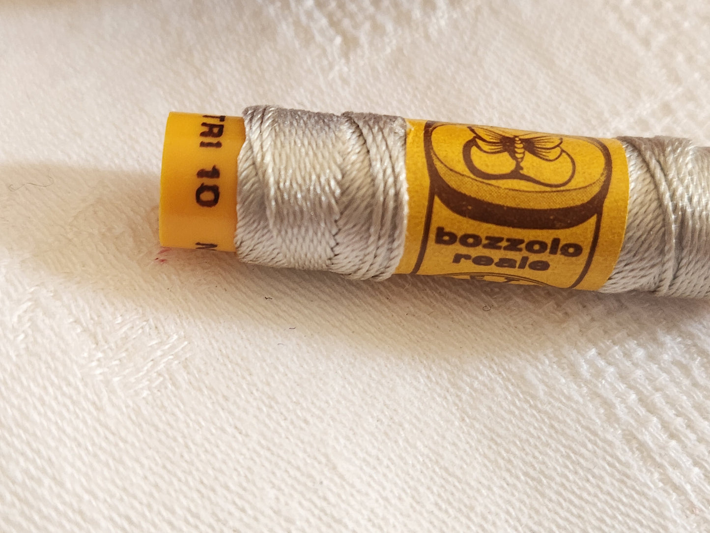 Bobine ancienne pur fil de soie vintage  gris trés clair broderie n°216 T5