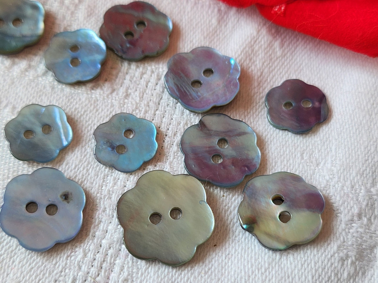 Lot 14 boutons vintage en nacre bleu panaché  fleur 1,2 à 1,7 cm ref 1226
