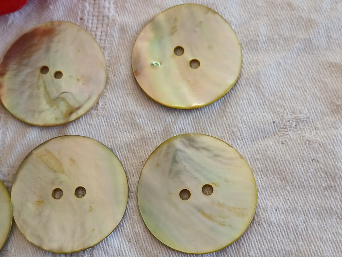 Lot 6 énormes boutons vintage en nacre jaune trous 3,4 cm ou 34 mm ref 6494