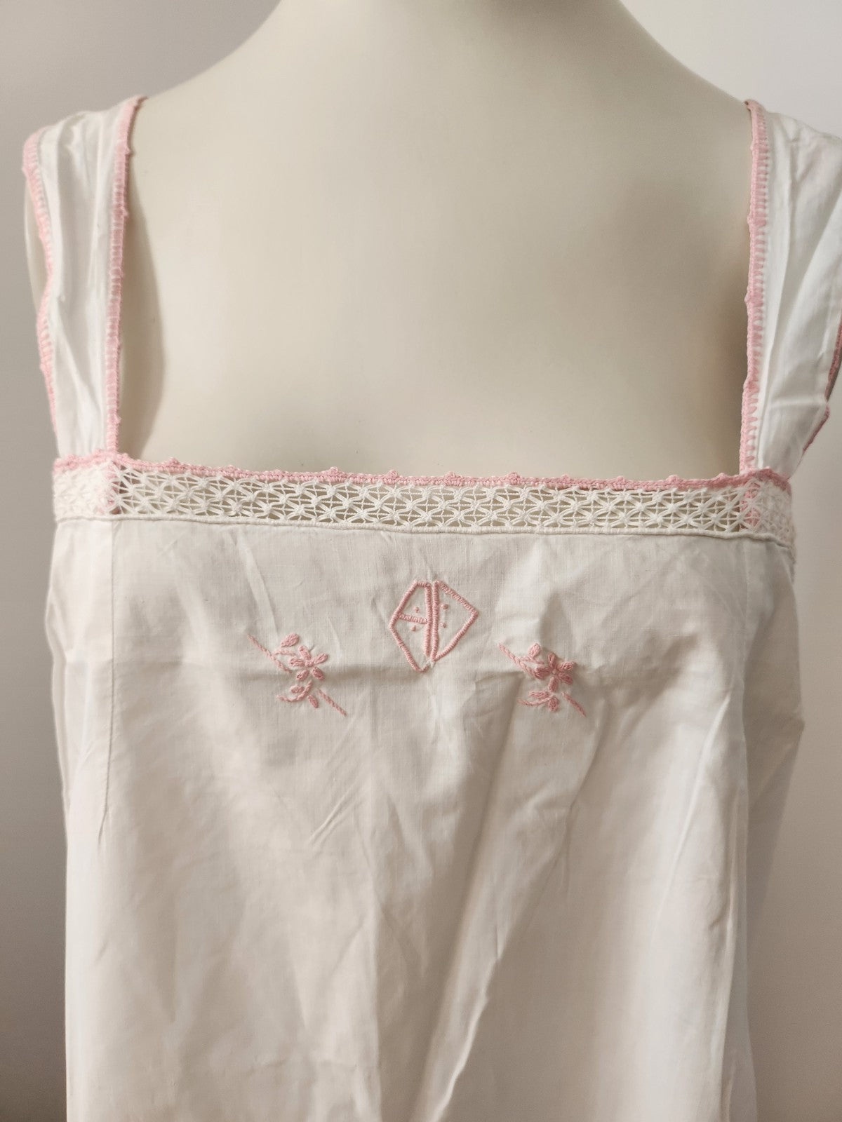 Chemise de nuit ancienne monogramme AD rose broderie B8