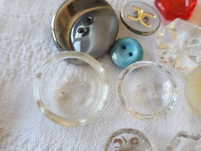 Lot 12 boutons anciens en verre à trous panaché 1 à 2,2 cm ref 5182