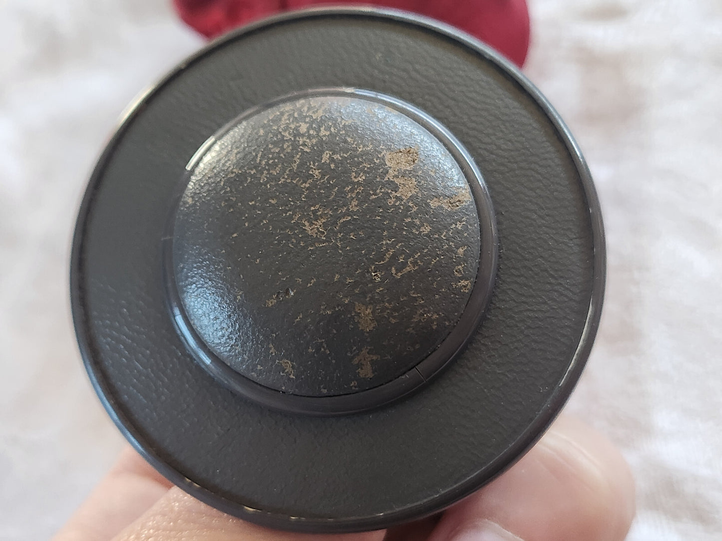 Enorme bouton ancien en cuir forme chapeau gris 6 cm ou 60 mm T7