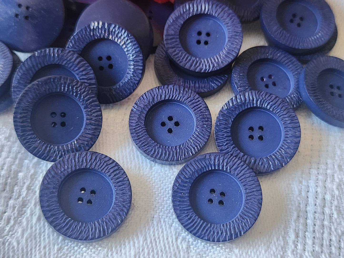 Lot 22 boutons vintage bleu effet verni sur les bords 1,7 cm ref 634
