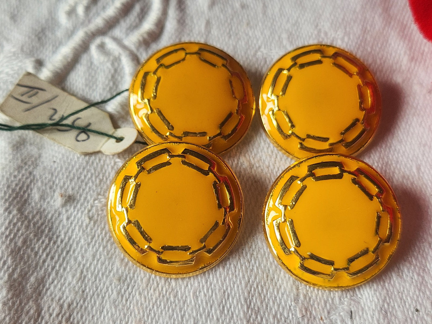 Lot 4  boutons vintage en métal jaune hyper léger 2,1 cm ref 143