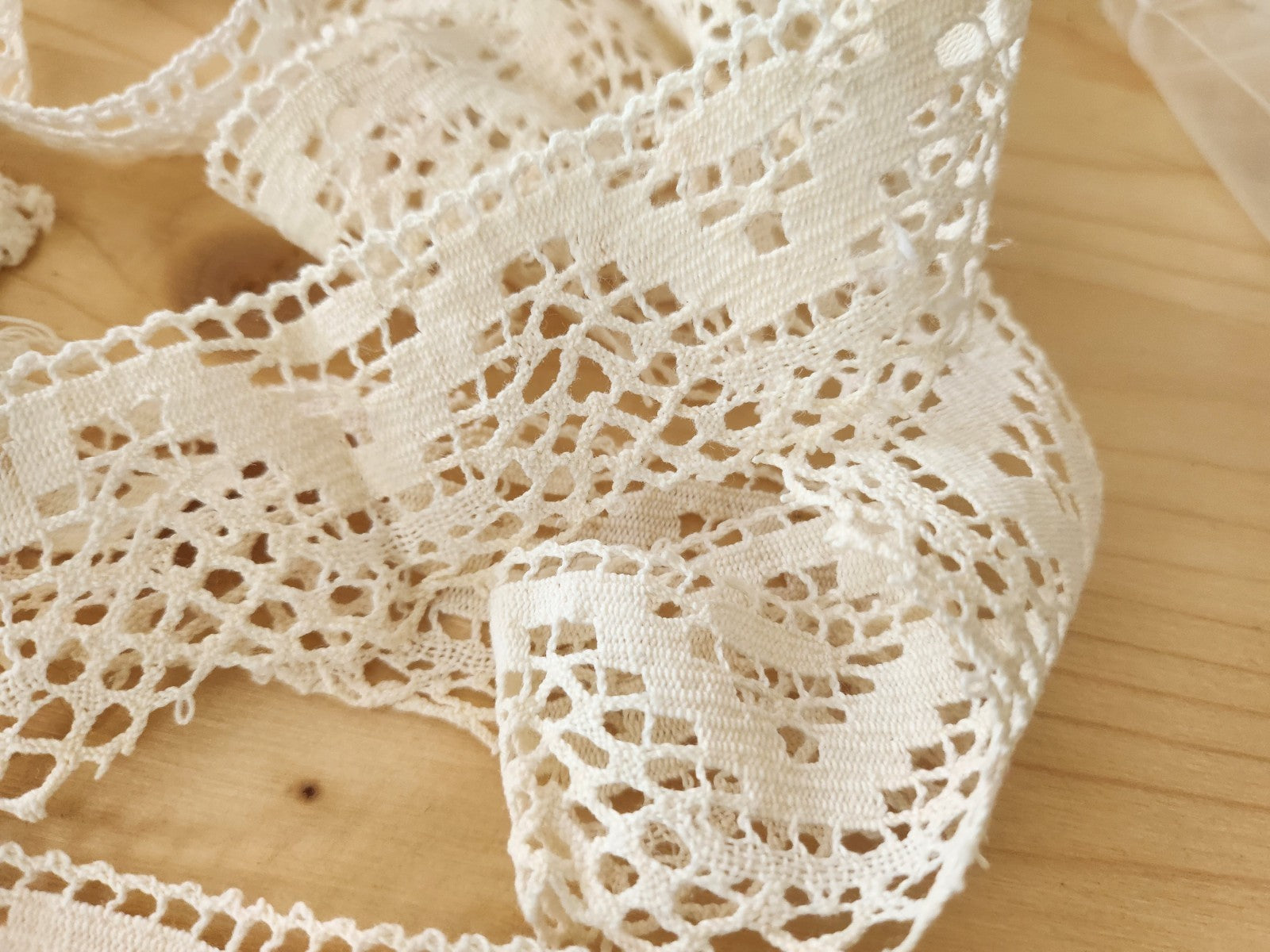Dentelle ancienne fait  jolie large 1 mètre 50  sur 3,9 cm T1-20