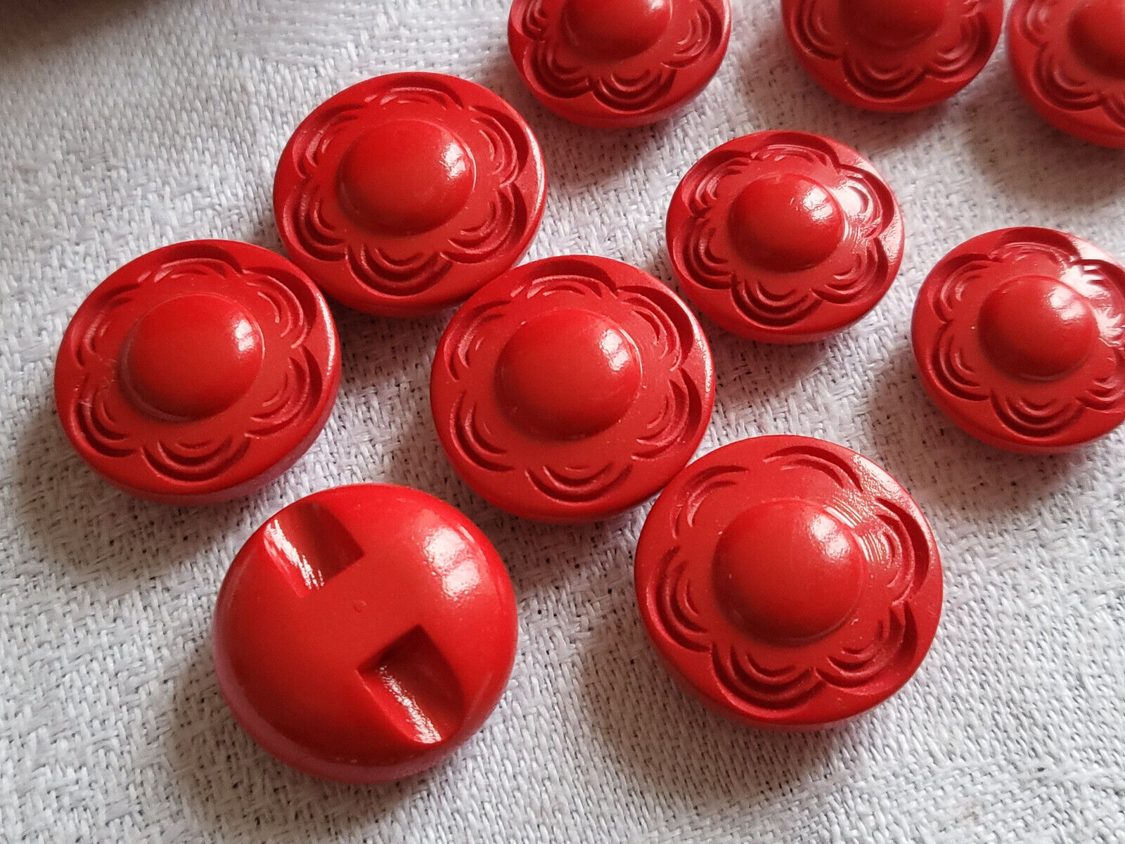 Lot 10 boutons vintage panaché rouge motif fleur pied  1,4 et 1,7 cm ref 1973