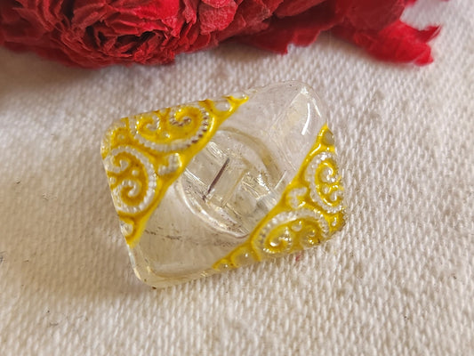 Bouton vintage en verre jaune transparent 1,5 sur 1,9 cm G7M