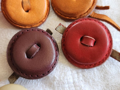 Lot 4 boutons anciens en cuir panaché jolis 2,5 cm ref 2692