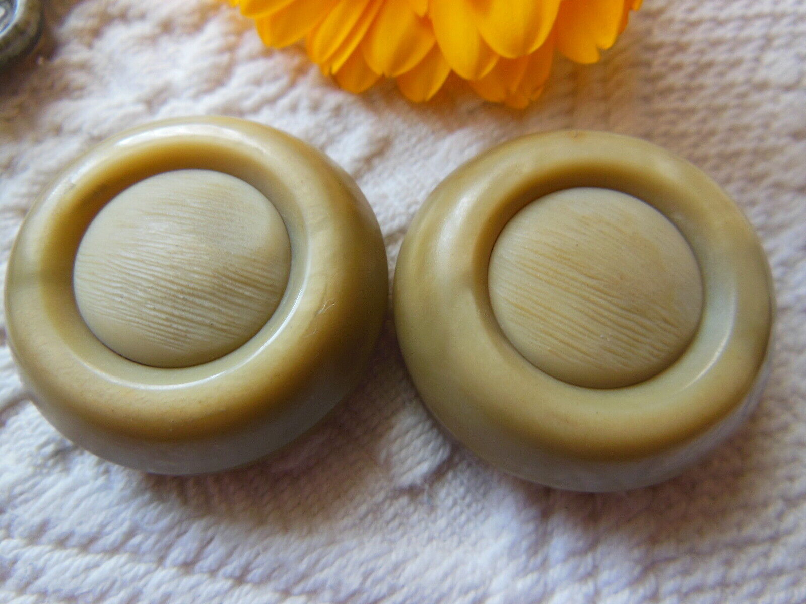 Duo gros boutons vintage beige sur pied 3,3  cm  ref 234