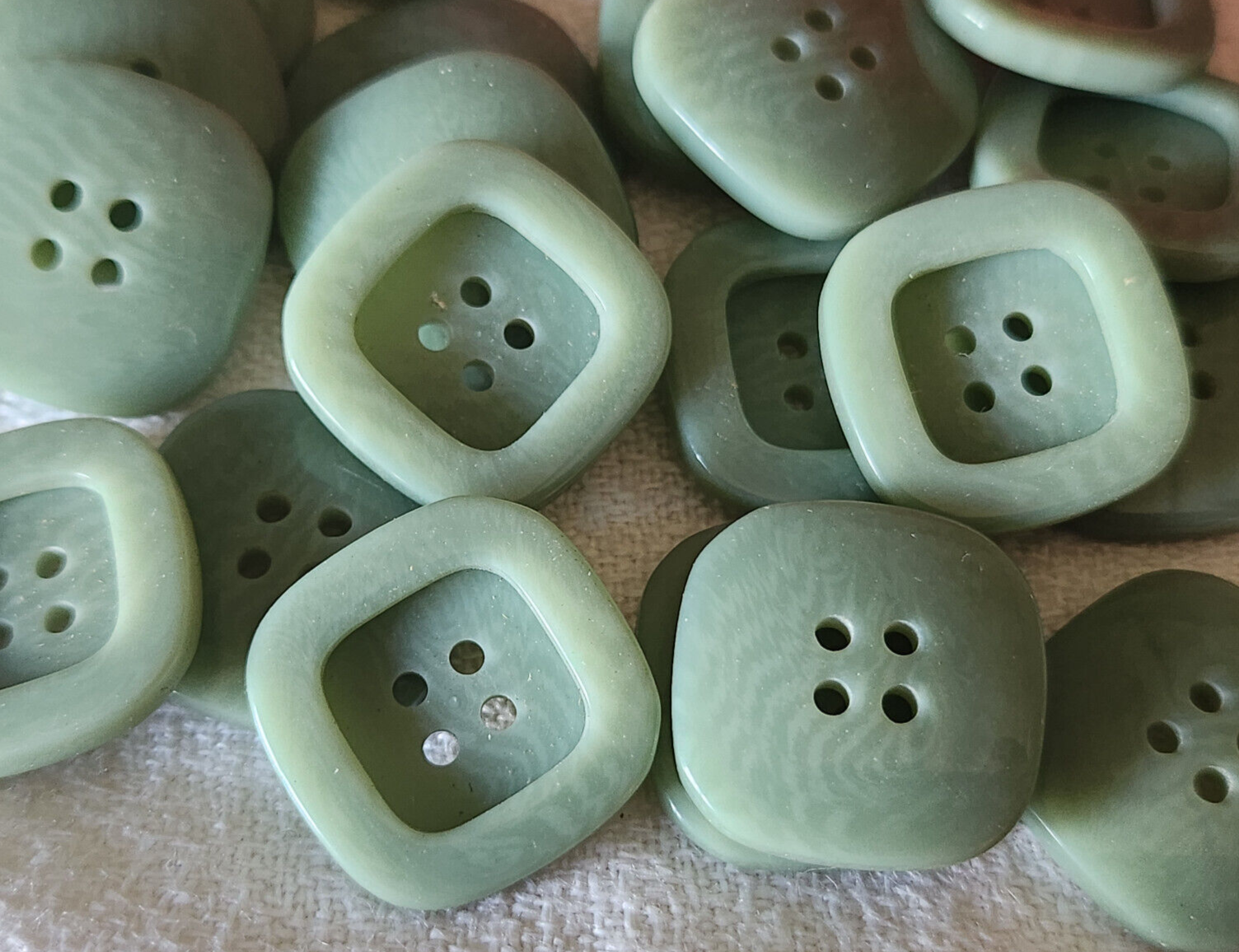 Lot 6 boutons vintage bleu veiné carré trou 2,3 cm ref 3065