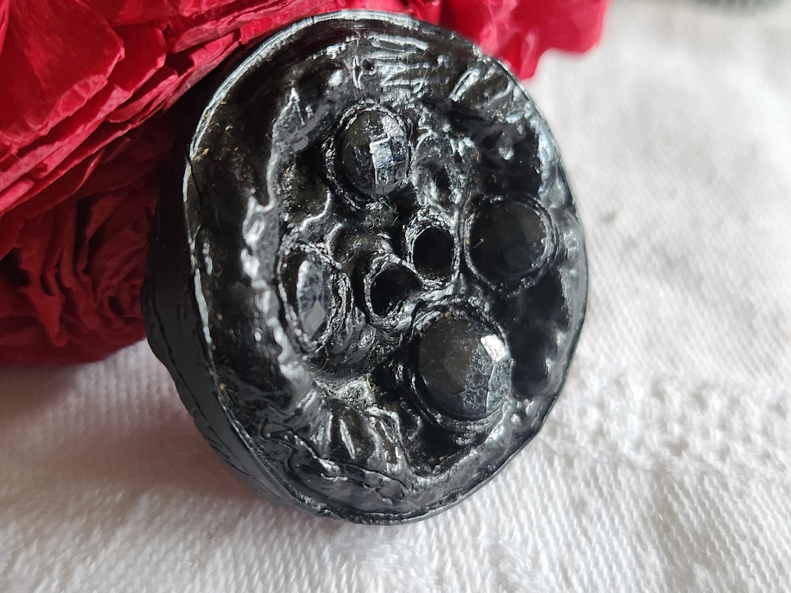 Gros bouton ancien vintage noir resine strass en verre parurier 3,5 cm  ref 1129