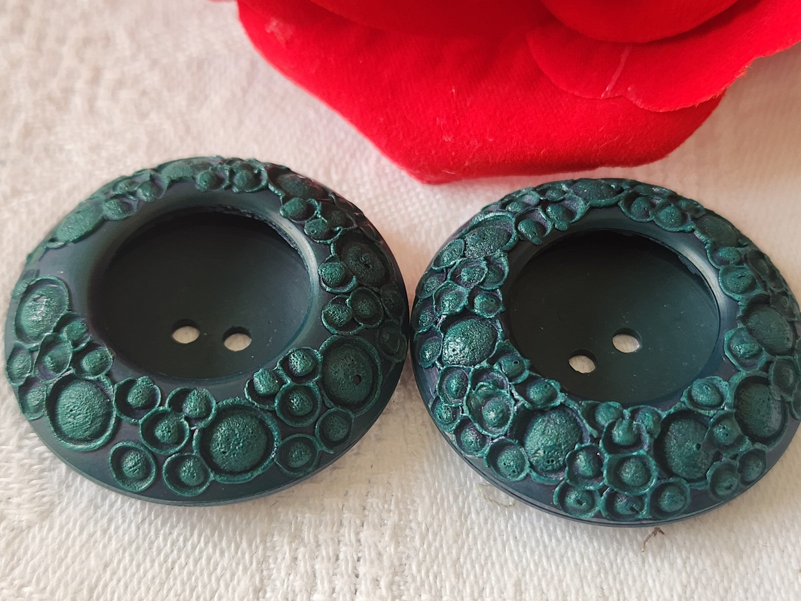 Duo gros bouton vintage vert épais trAvaillé 3,4 cm à trous D18G