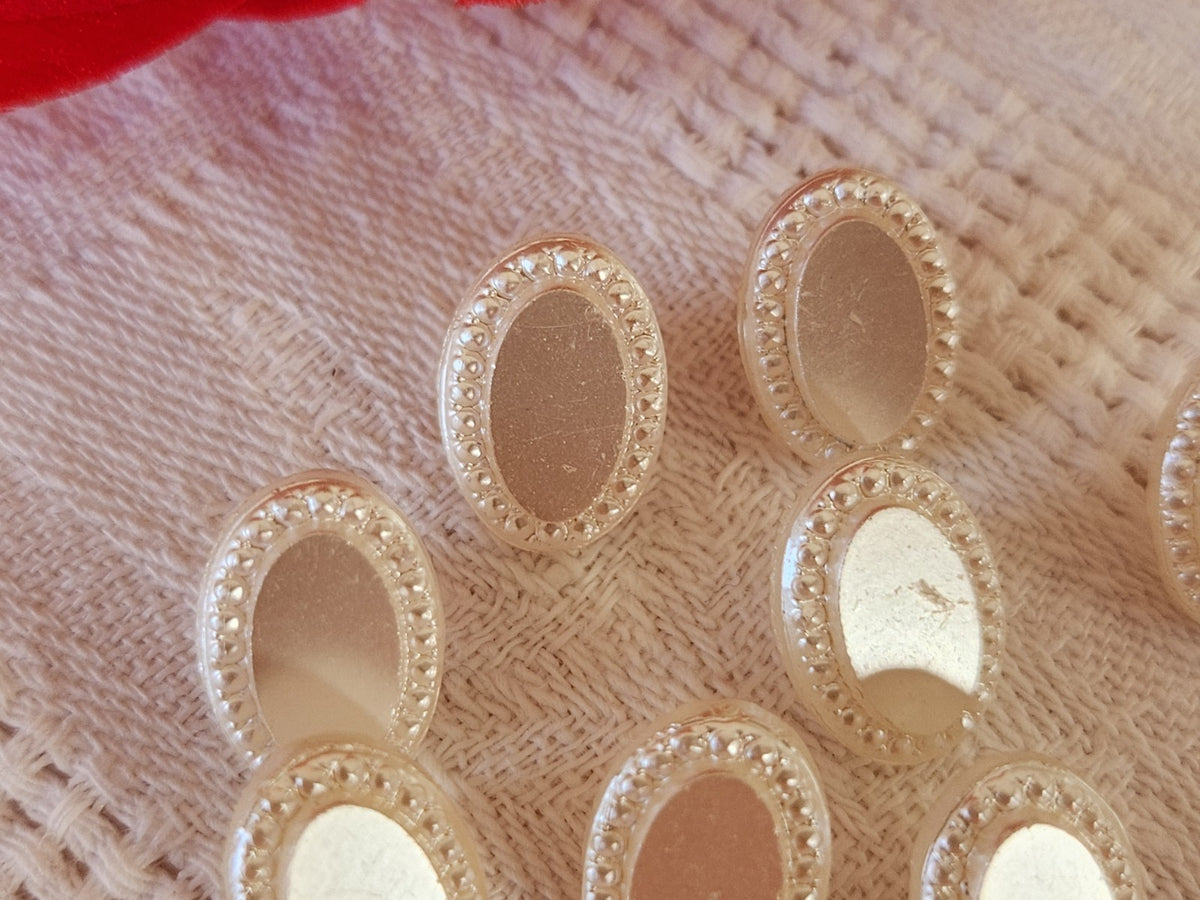 Lot 8 boutons vintage en verre ovale blanc 0,9 sur 1,3 cm ref 0024