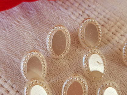 Lot 8 boutons vintage en verre ovale blanc 0,9 sur 1,3 cm ref 0024