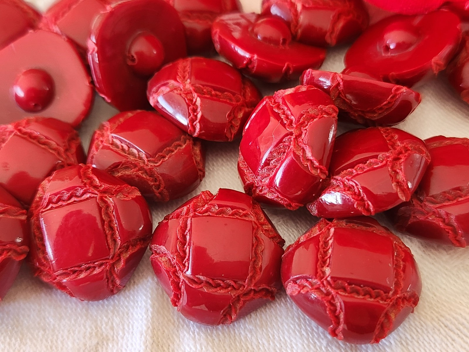 Lot 10 boutons vintage rouge imitation cuir verni 1,7 cm pied ref 3873