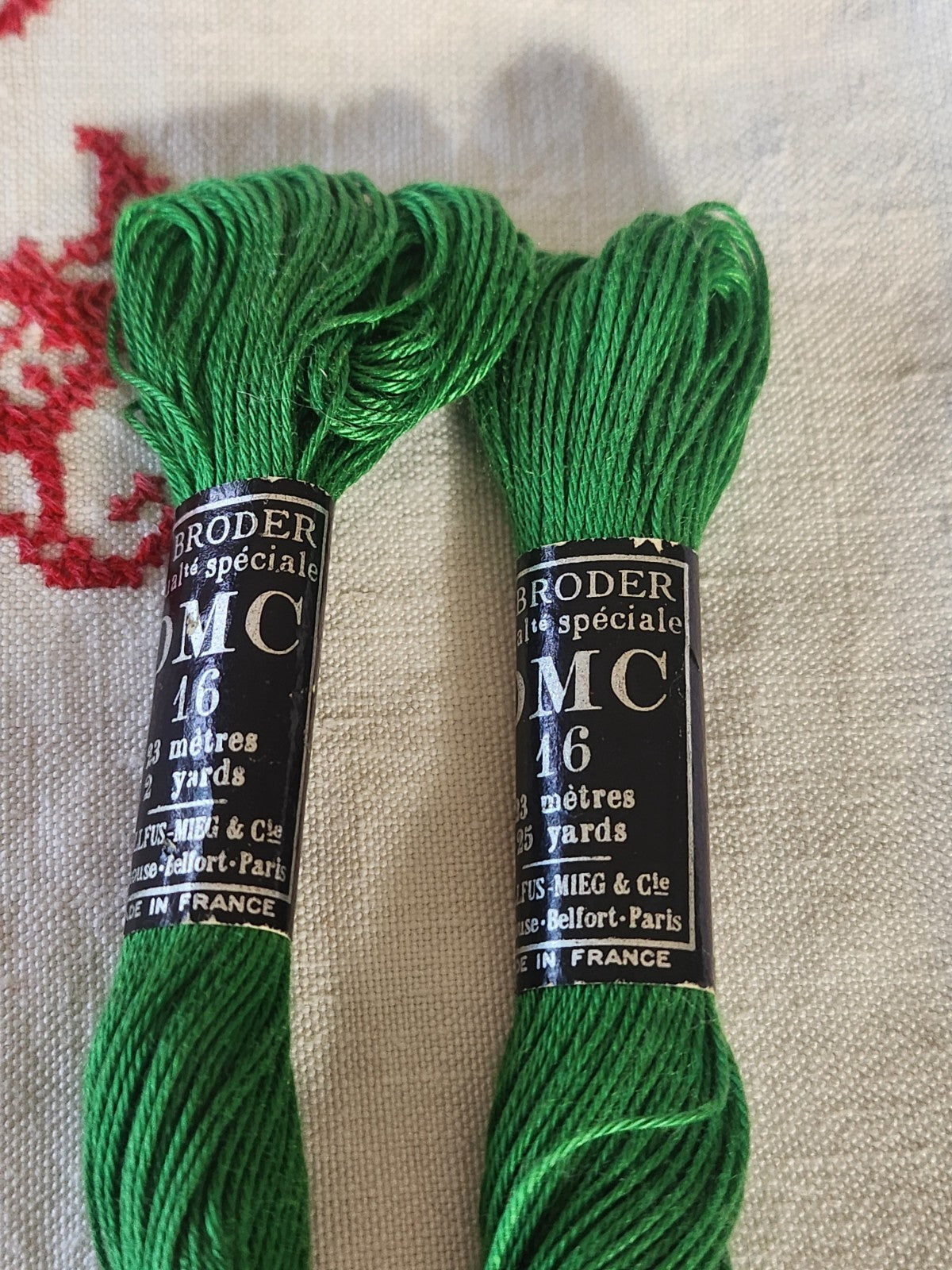 Lot deux échevettes anciennes verte fil à broder 23 mètres DMC 701 T9
