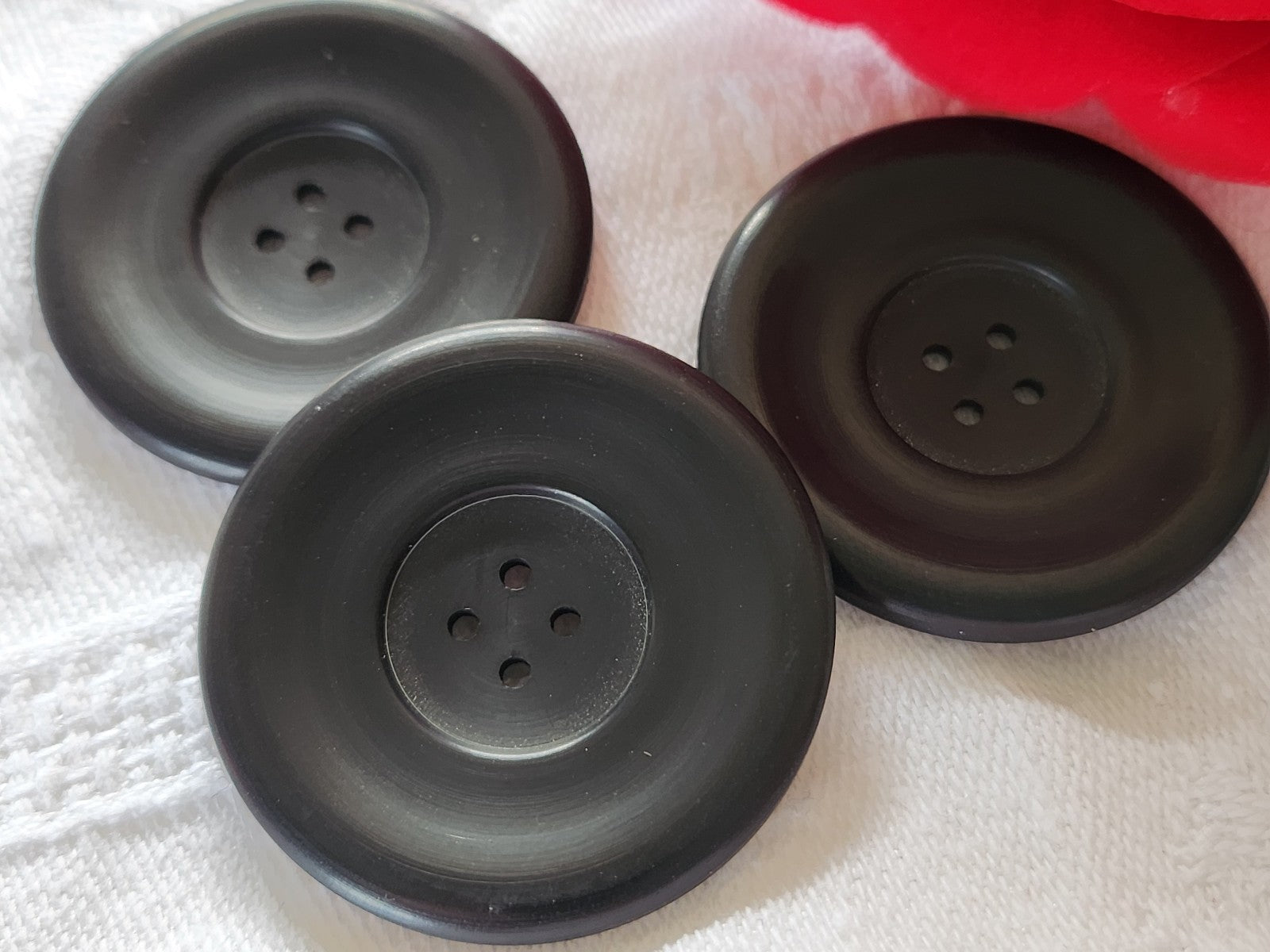 Trio gros boutons vintage noir mat trous plat 3,3 cm manteau ref 2194