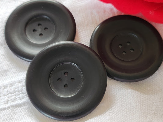 Trio gros boutons vintage noir mat trous plat 3,3 cm manteau ref 2194