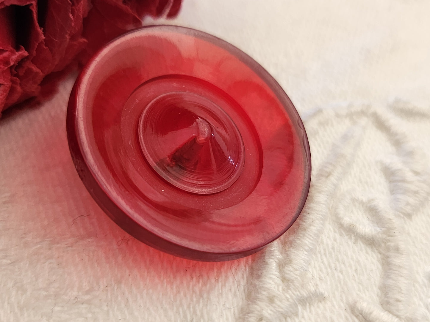 Gros bouton vintage rouge transparent pied laiton 2,7 ou 27 mm ref 232