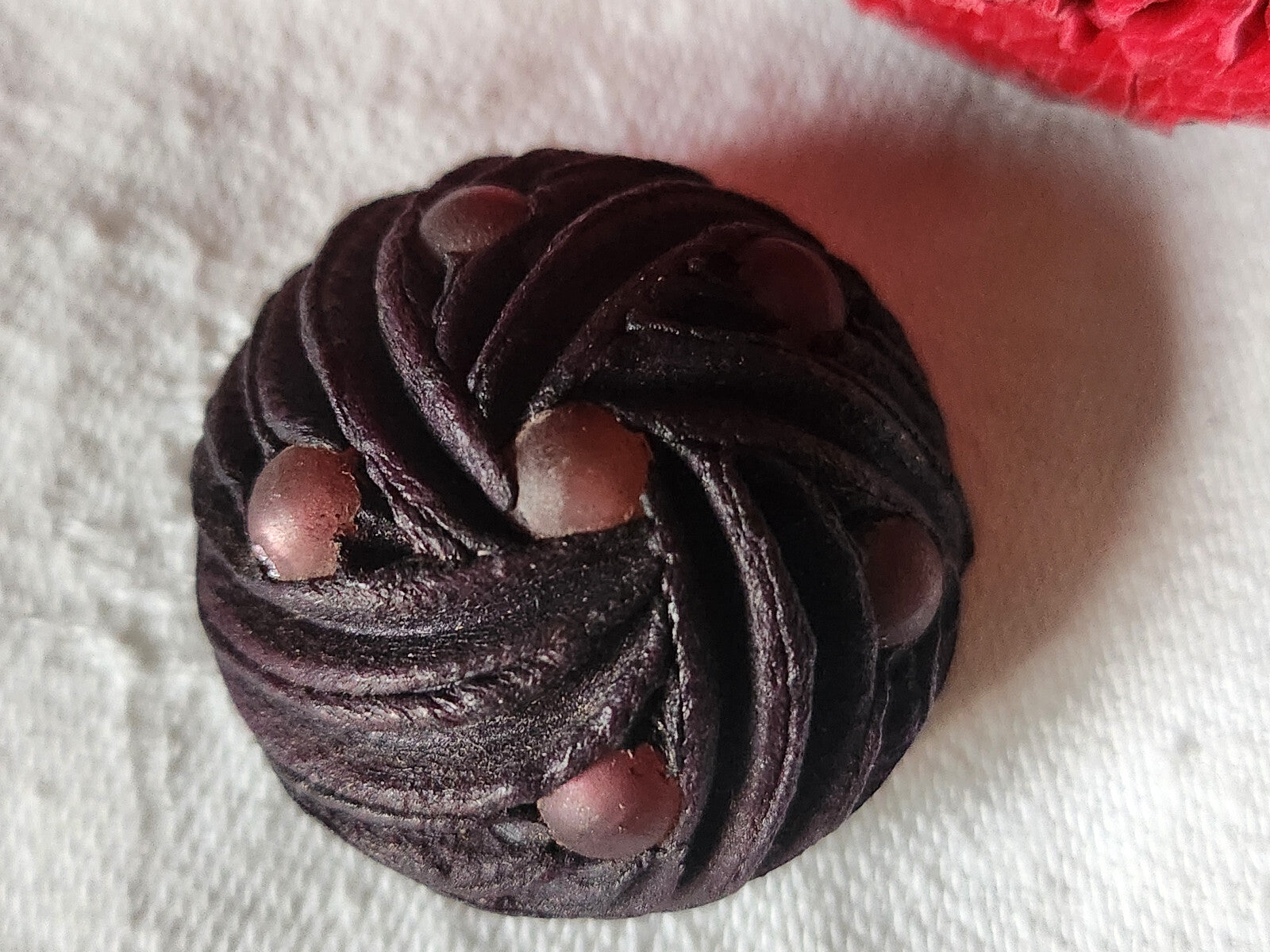 Volumineux bouton ancien vintage en résine ornement violet 3 cm D11I
