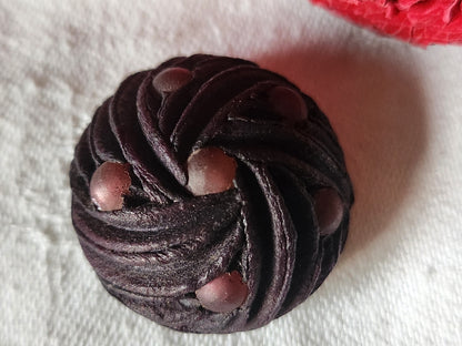 Volumineux bouton ancien vintage en résine ornement violet 3 cm D11I