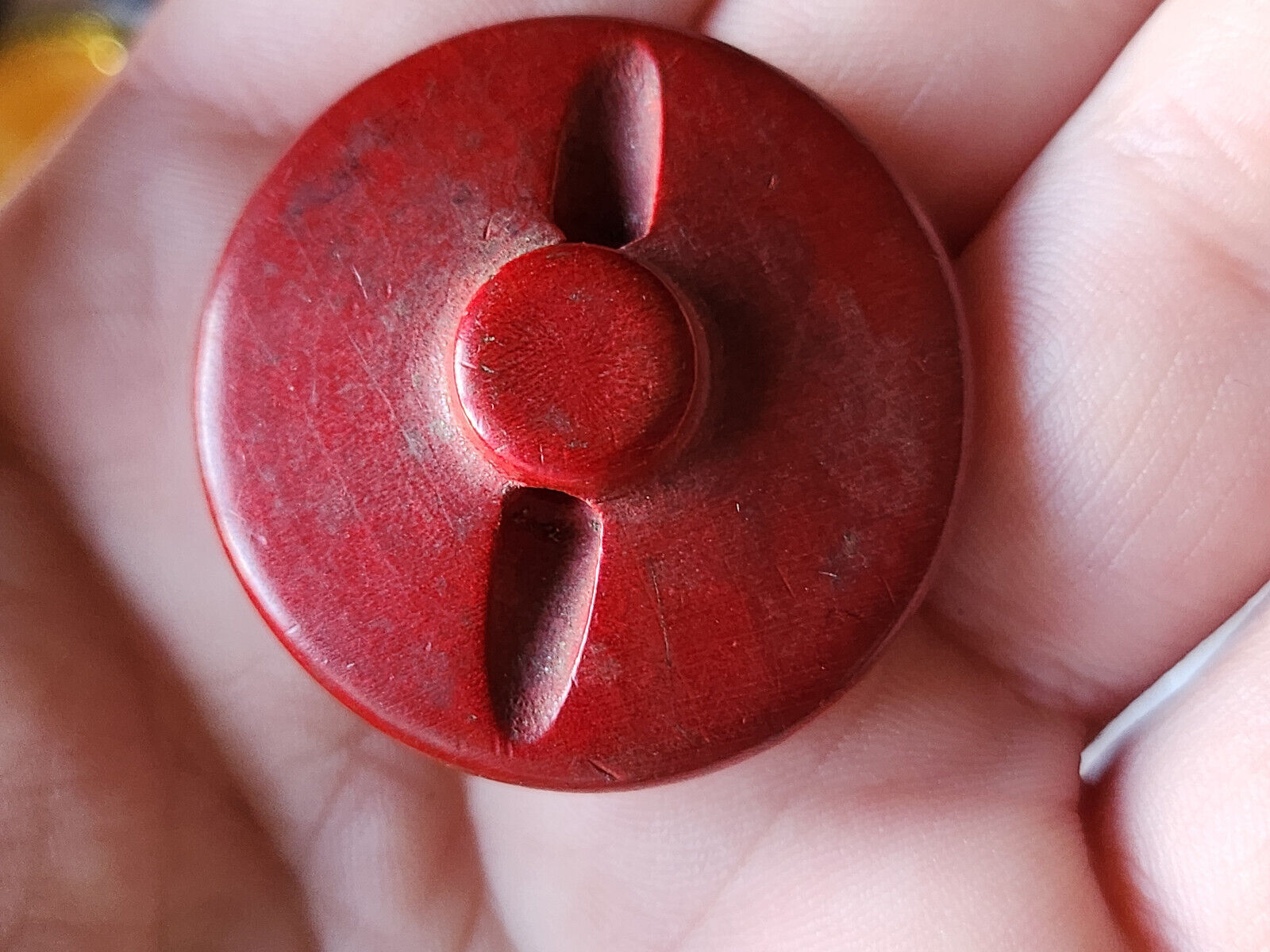 Gros bouton ancien en bois rouge bombé 3,3 cm pied D10T