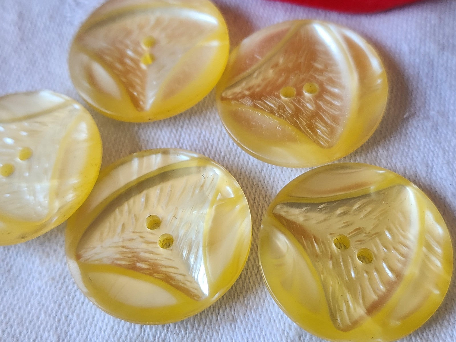 Lot 5 gros boutons vintage jaune 2,7 cm à trous ref 2672