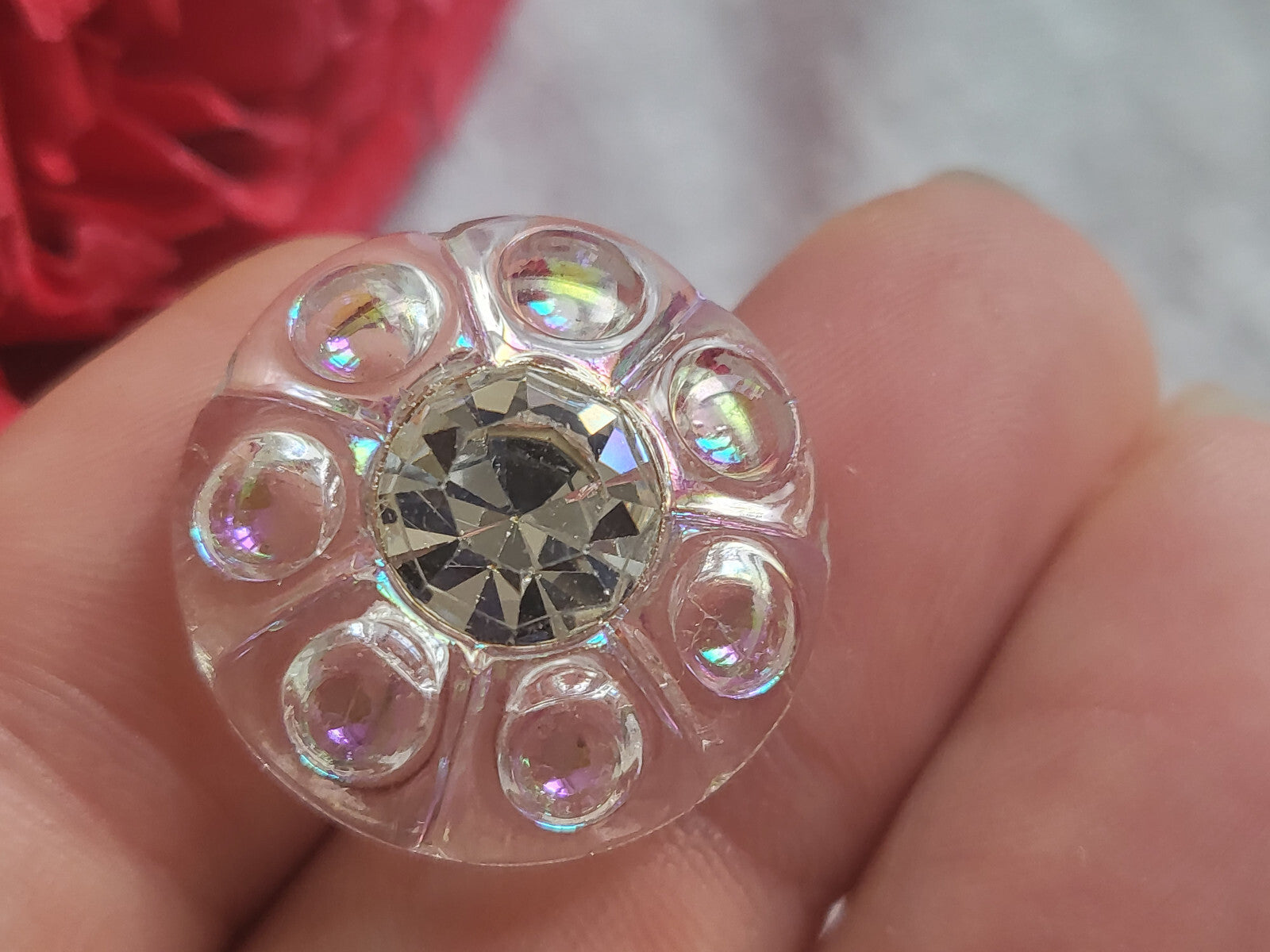 Bouton ancien en verre irisé strass blanc grand diamètre: 2,2 cm ref 822