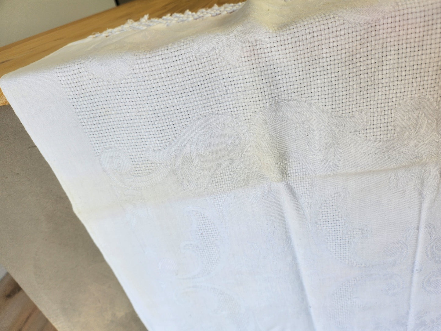 Ancien cache torchon ou serviette frangée blanc damassée B6