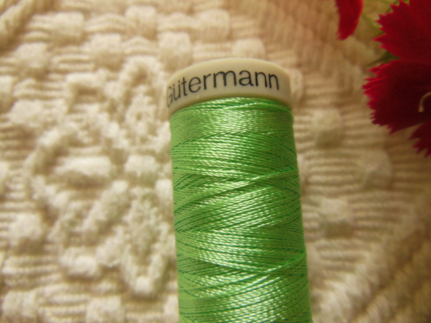 Bobine fil à broder Gutermann 200 vert  lumineux  col 8470 couture