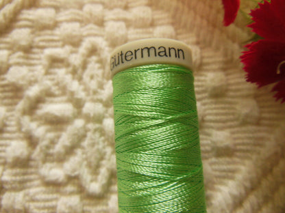 Bobine fil à broder Gutermann 200 vert  lumineux  col 8470 couture