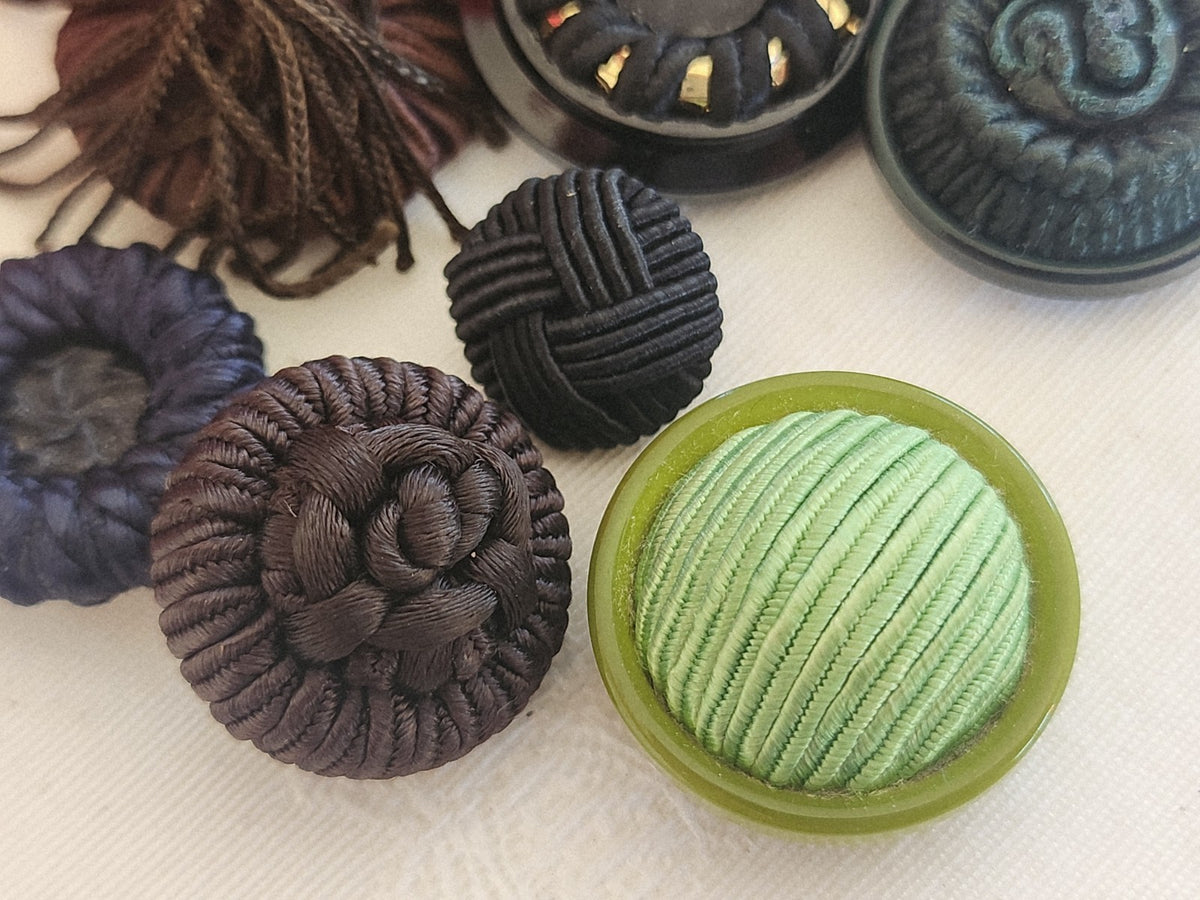 Lot 10 boutons anciens/vintage en passementerie 1,6 à 2,7 cm panaché  ref 6291