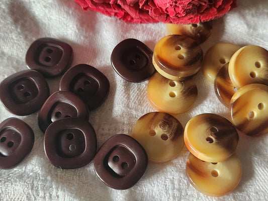 Lot 18 boutons vintage marron trous 2 series 1,6 et 1,8 cm ref 5695