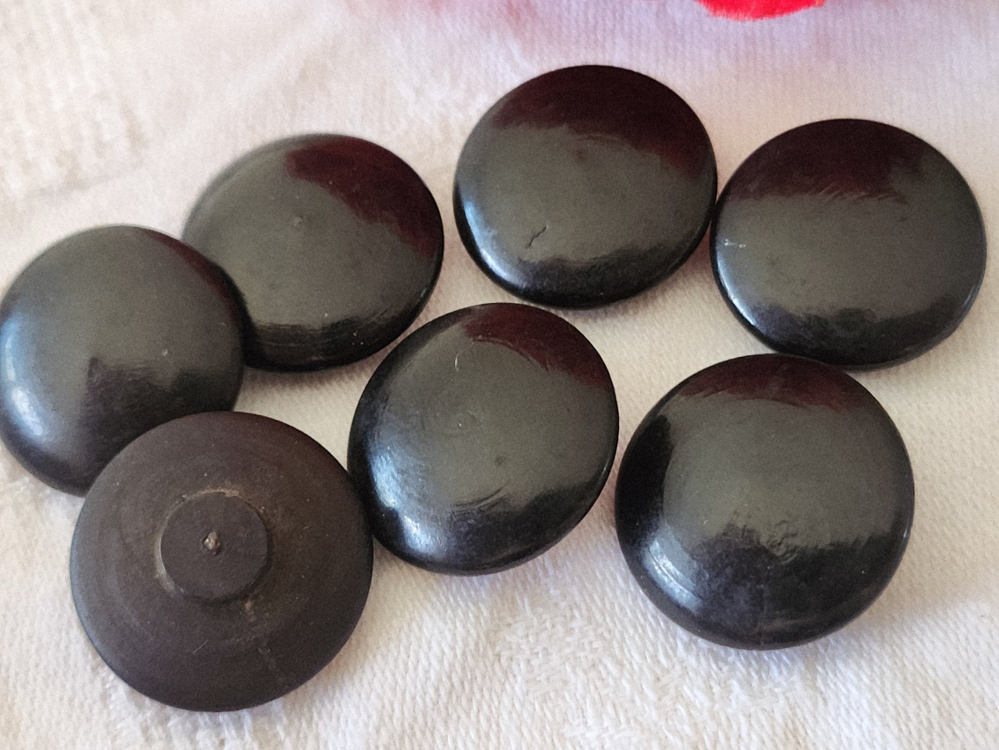 Lot 7 boutons anciens en bois  noir à pied 2,1 cm ref 3890