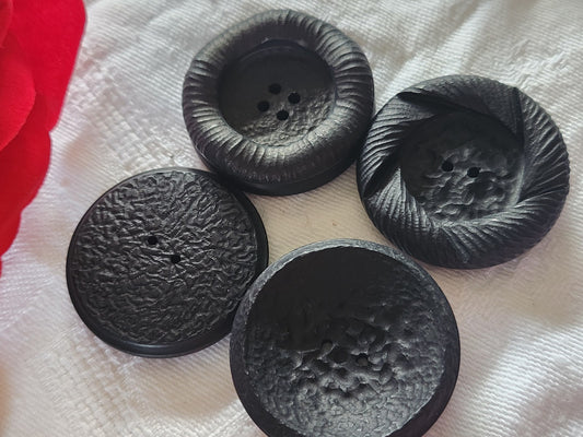 Lot 4 gros boutons vintage noir mat panaché 3,3/3,4 cm ref 1934