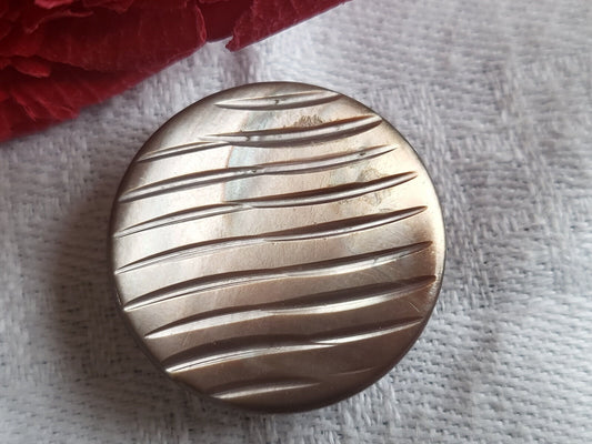 Bouton vintage en nacre marron travaillé sur pied diamètre 2,2 cm D10D